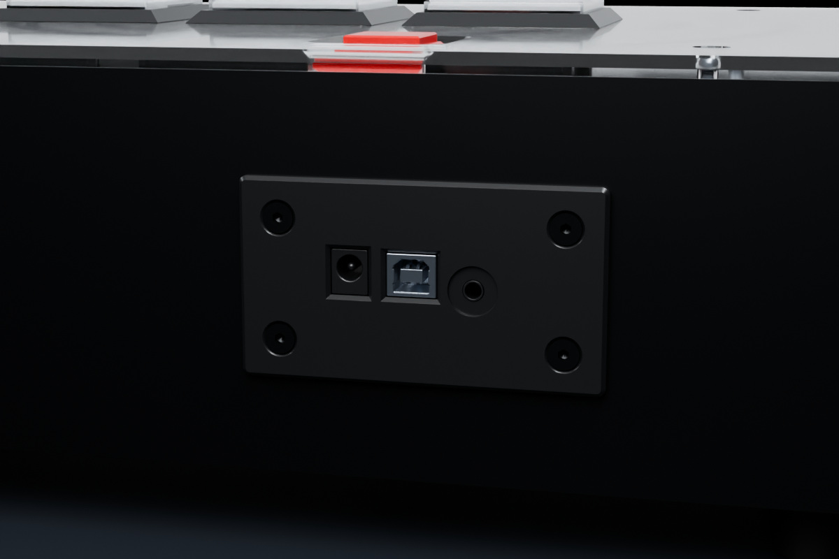 真实模型后侧接口特写,包含 USB-B 与额外电源输入接口